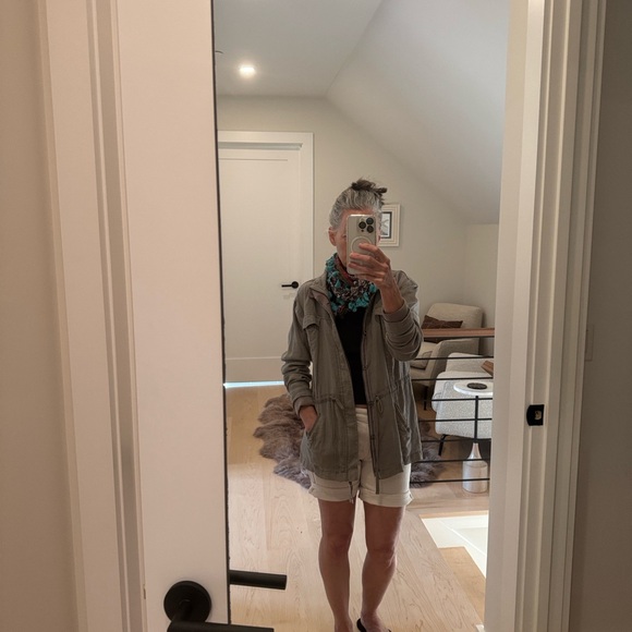 Joe's Jeans White Shorts- size 26 - Picture 3 of 10